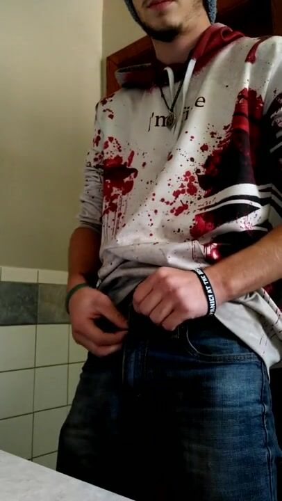 ]]menino trabalhando na punheta e gozando na pia[[