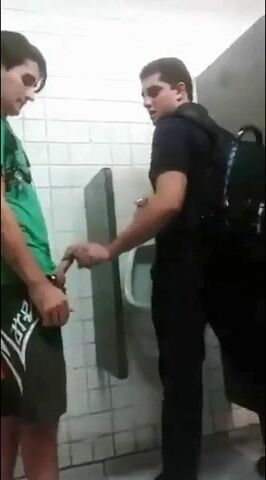 Adolescente sem camisinha com papai musculoso no banheiro da faculdade