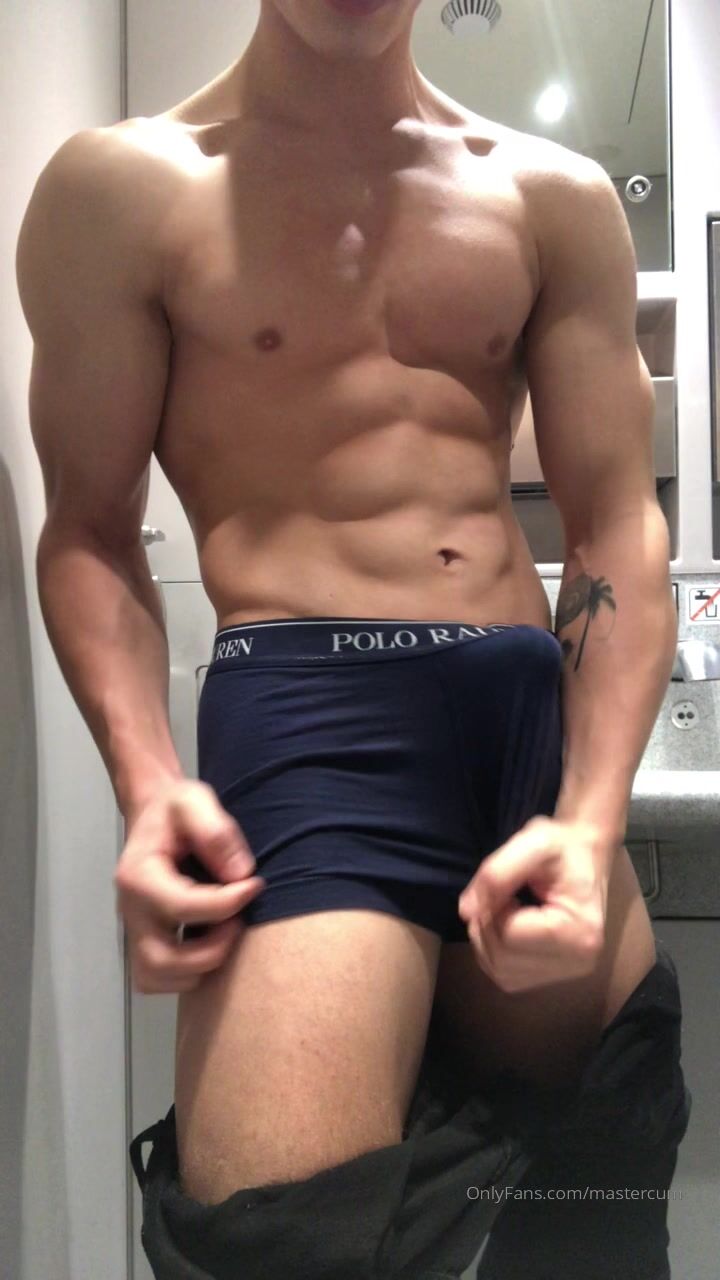迈克尔独自炫耀肌肉