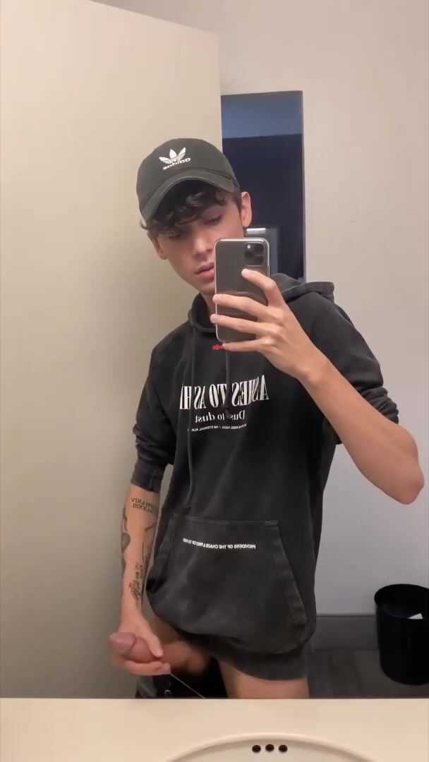 Mirrorcam hotboy cums in washroom