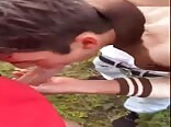 Stöhnende teens bareback draußen