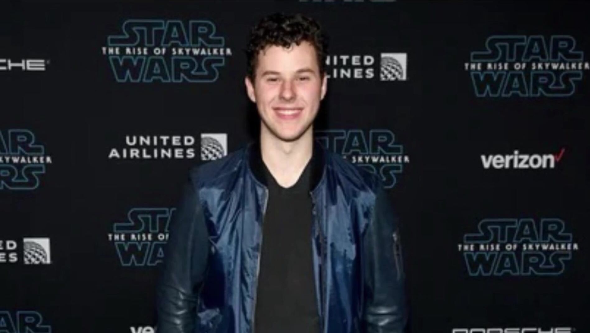 Nolan gould - jovencito de modern family recibe la polla musculosa ...