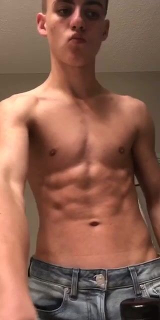 Feuchter twink wichst daddys muskulösen schwanz blank
