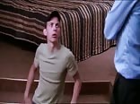 強烈な若い男の子の瞬間