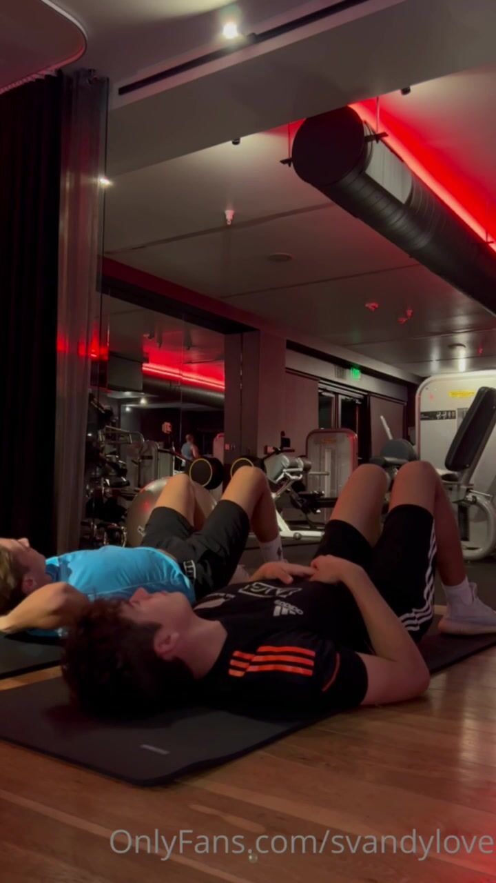 Muscle twinks get delicious after gym