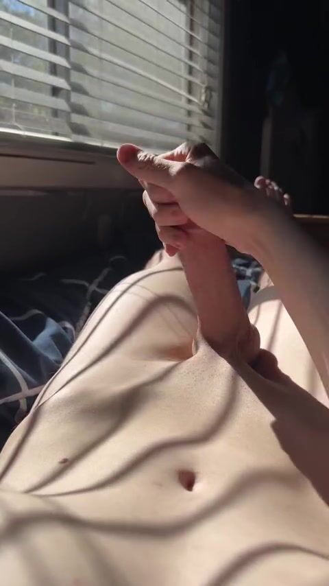 الشاب الناعم يستمني صباحاً زبه الصلب