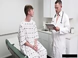 Doktor-daddy fickt twink-patienten ohne kondom