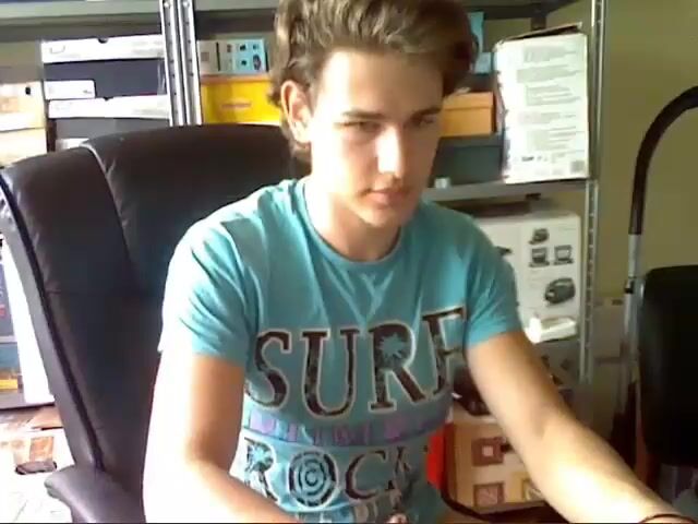 Monsieur mega culbute aime tirer avec ses cheveux longs