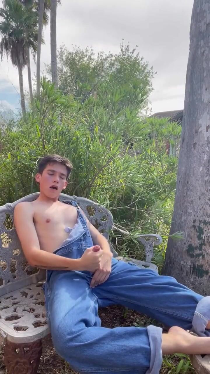 Adolescente se masturba com força 23