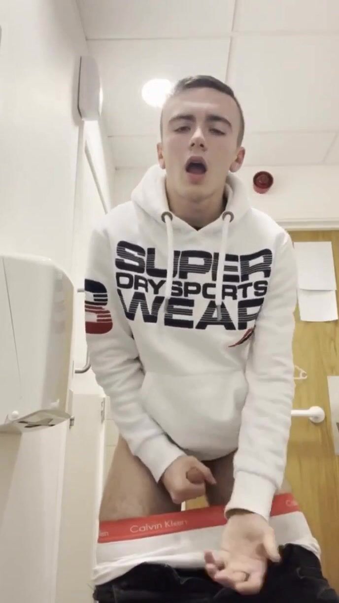 Teen-twink masturbiert hart 6