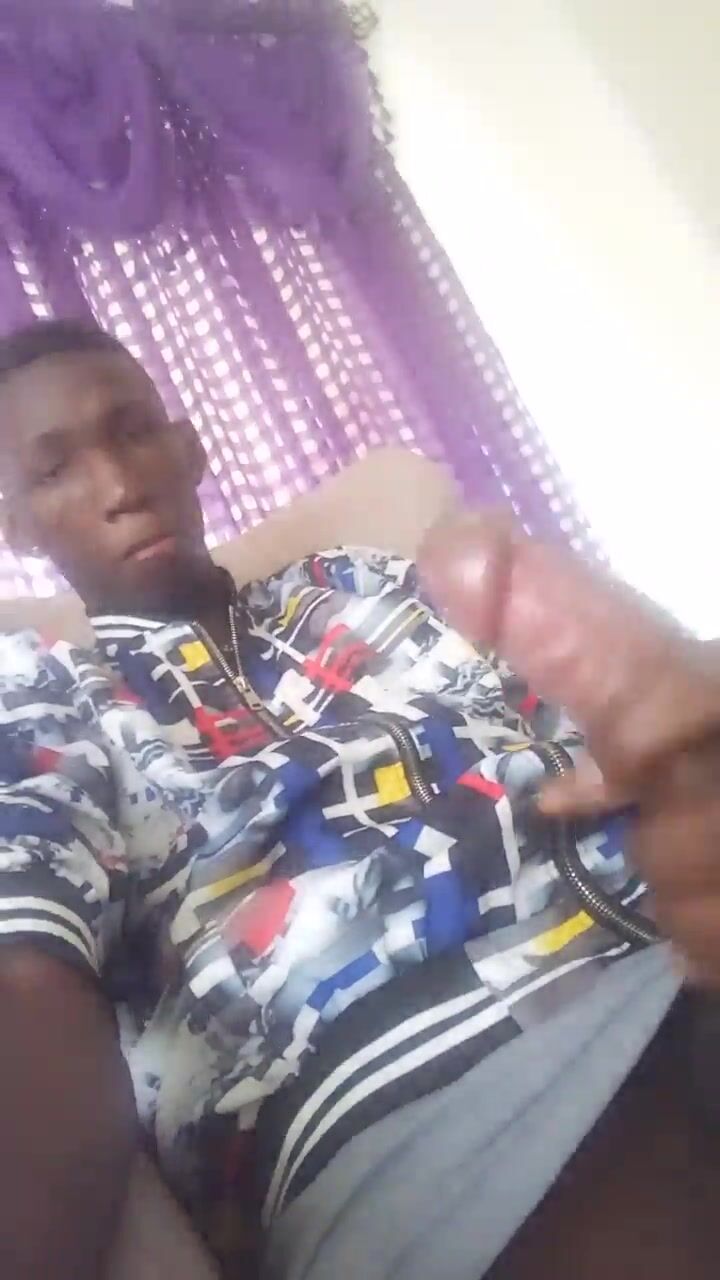 похотливая чернокожая подросток мастурбирует до оргазма