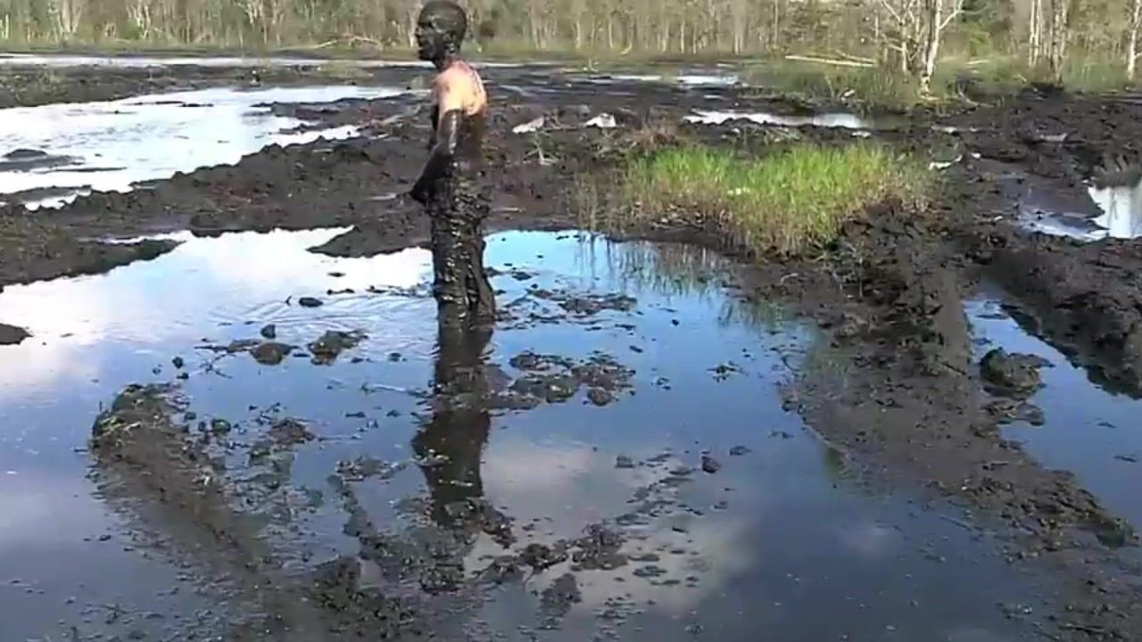 Mud-covered twink jerks daddy muscle cock till bareback cum