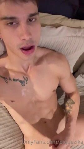 Muskulöser twink spritzt heftig vor der cam