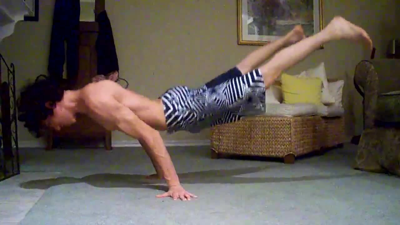 Muscle boy shows off geile muckis, no sex