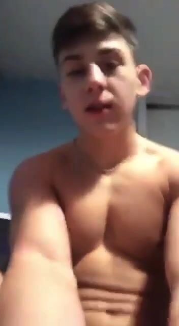 Chico musculoso consigue un papá