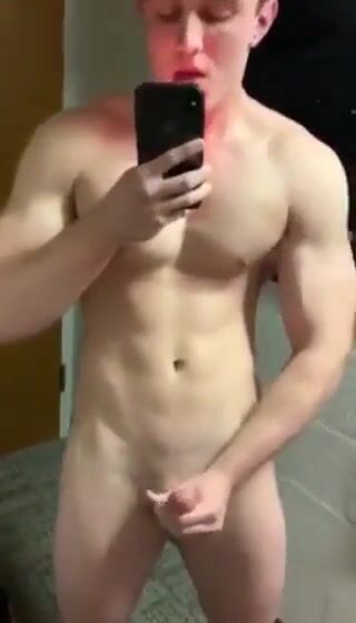 Twink espelhado por garoto musculoso