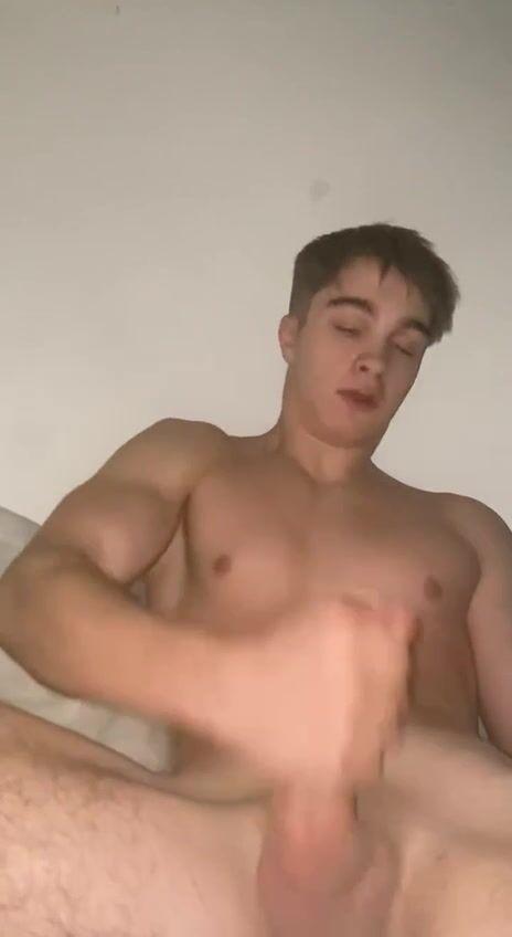 Muscle boy enjoys quick hard wank and cum