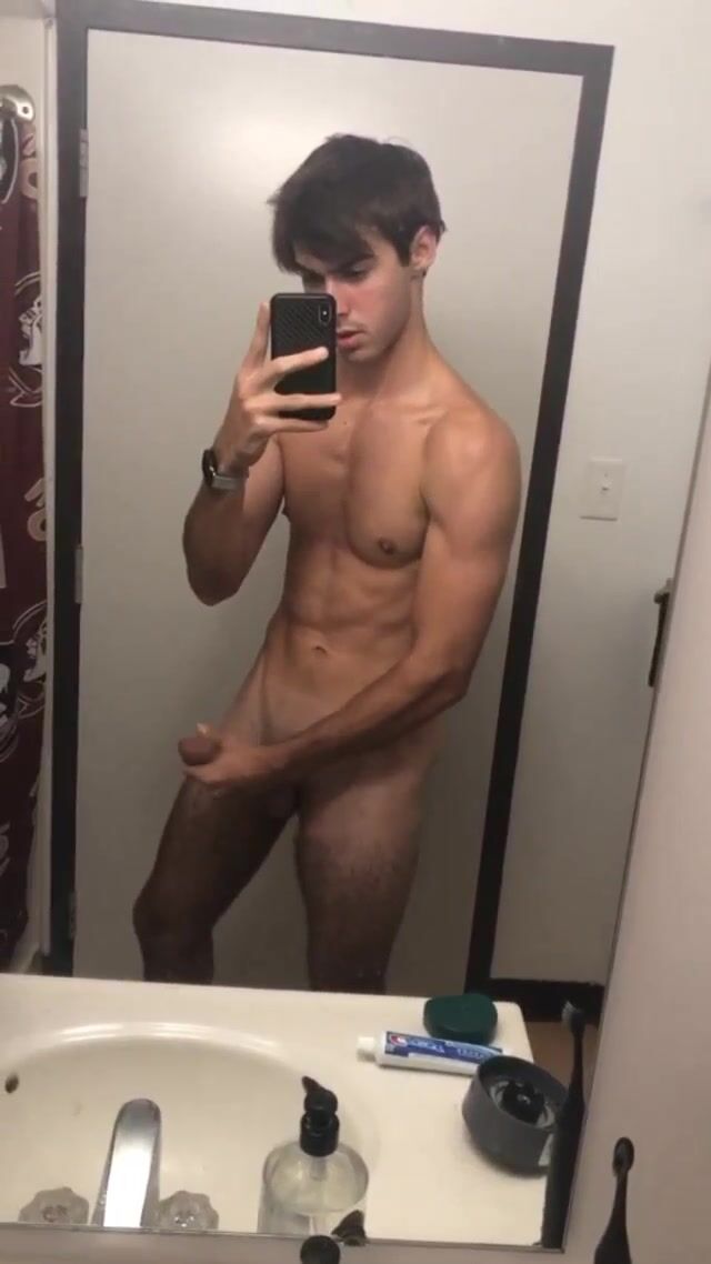 Muscle boy's sexy mirror selfie vid