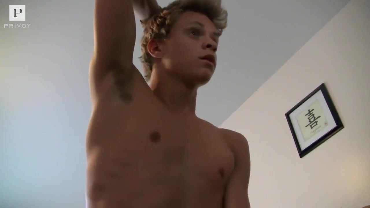 Big dick muscle boy shows off for cam boys porn