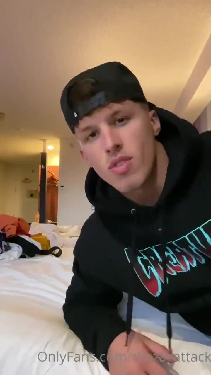 Twink musculoso no chuveiro sorri e mostra a bunda