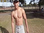 Jock musculoso se masturba la polla dura