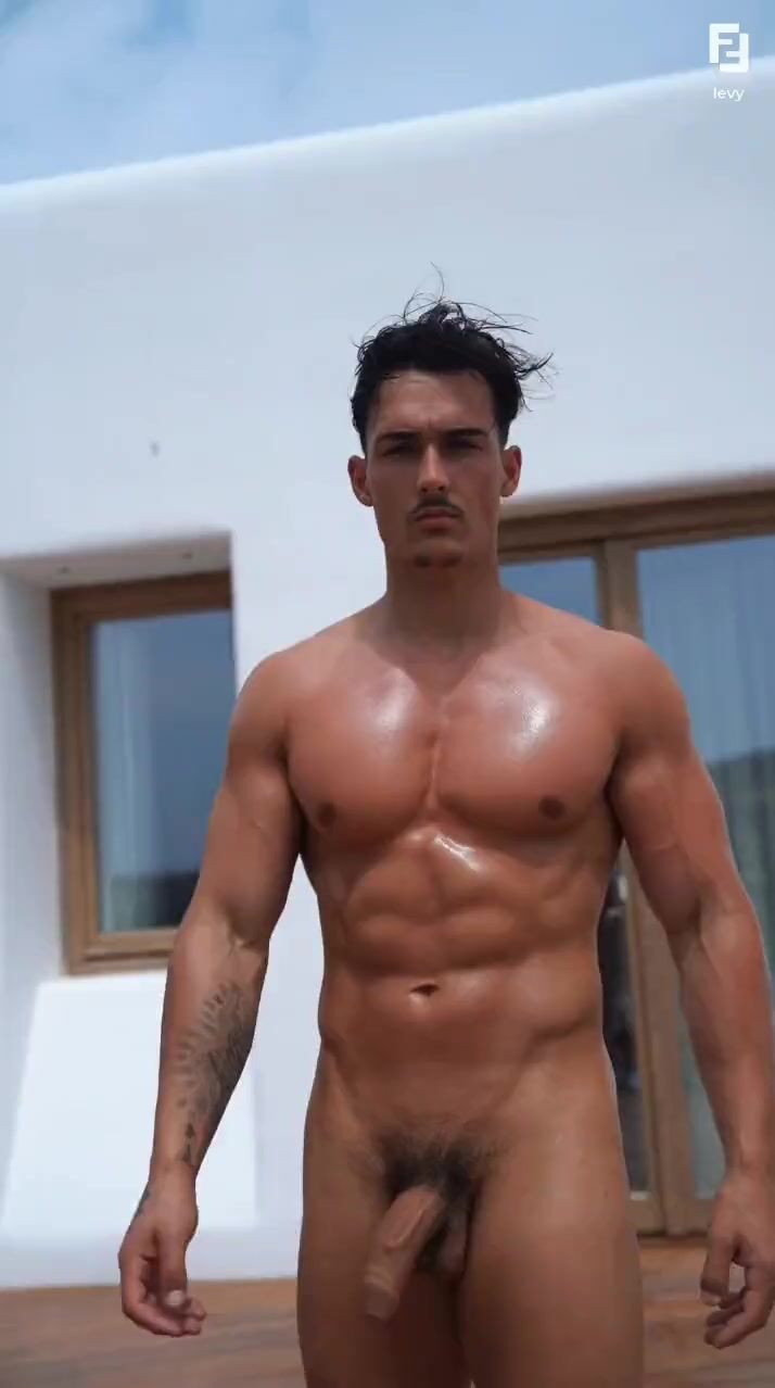 Chico musculoso se desviste para entrenar en la azotea