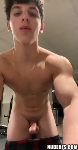 Muskeltyp aus dem fitnessstudio wird geblasen