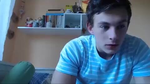 فتى جامعي نحيف عضلي يتفاخر ويستعرض