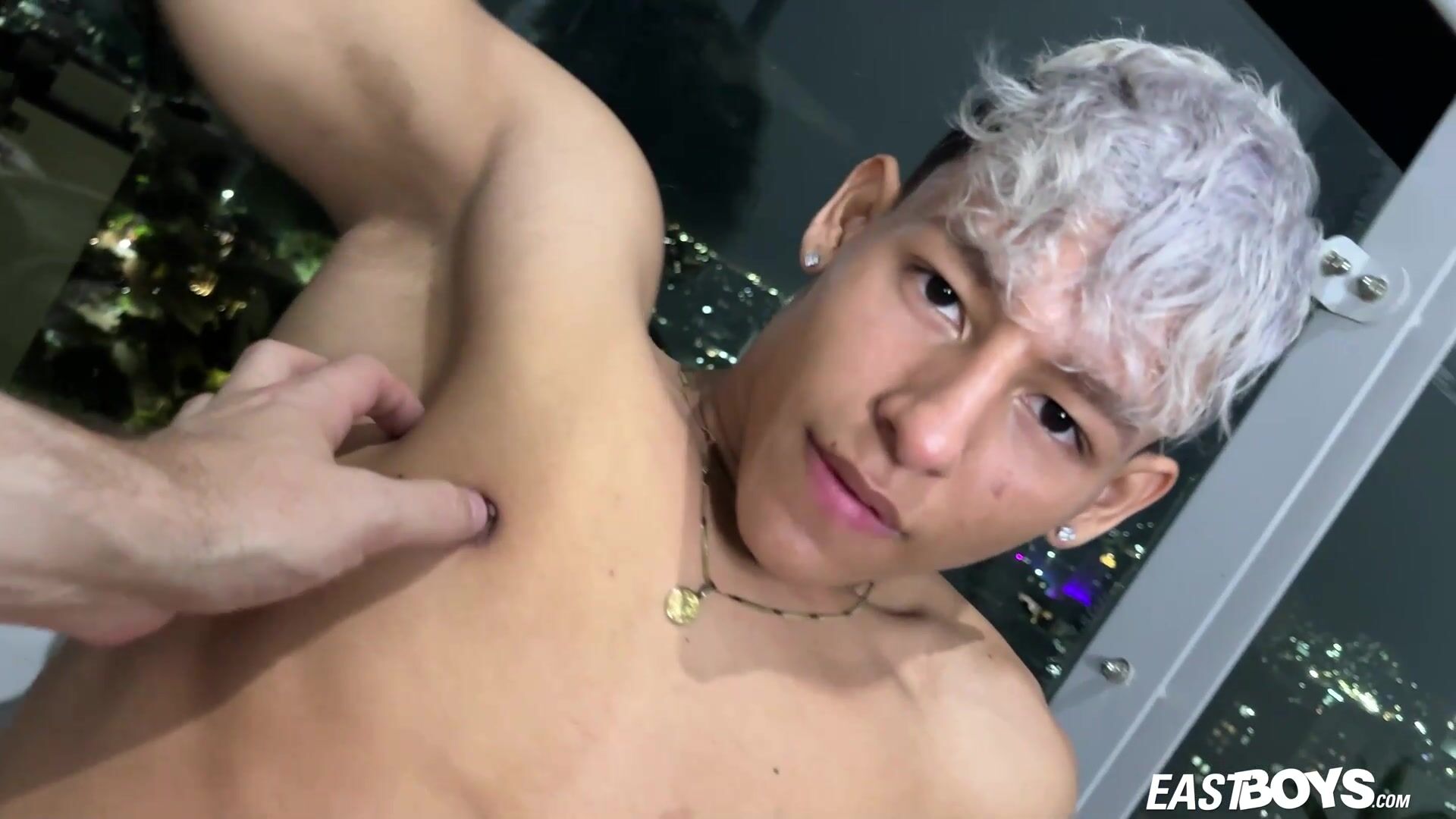 肌肉拉丁青少年撸他的巨大阴茎