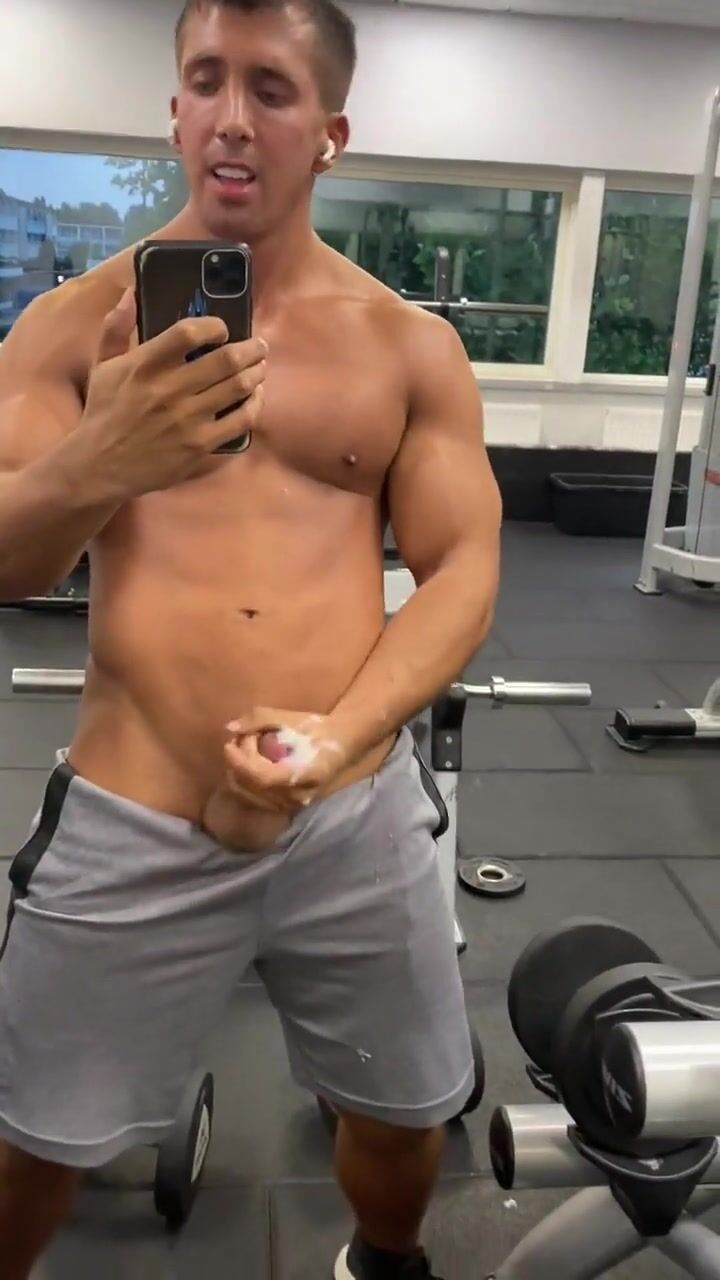 Muskeltyp wichst unbeschnittenen schwanz im gym bis zur spermflut