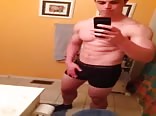 Ado musclé se montre en cam