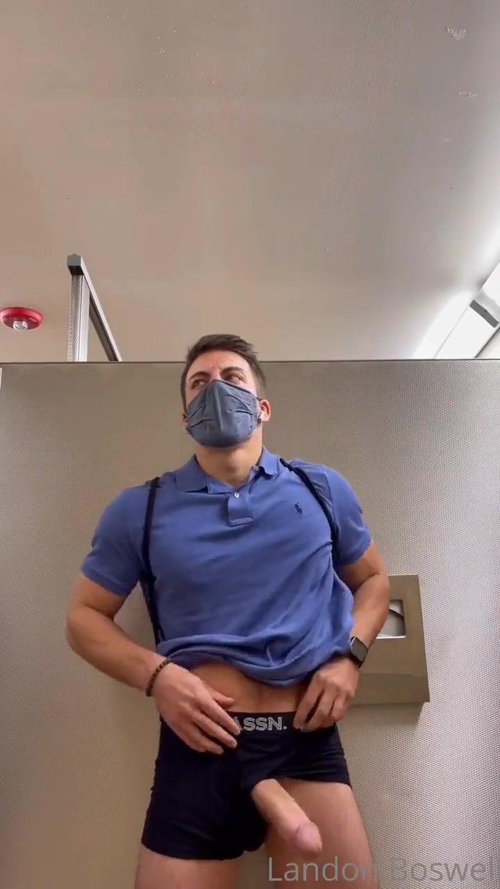 Muskulöser amateur-twink kommt hart in der öffentlichkeit