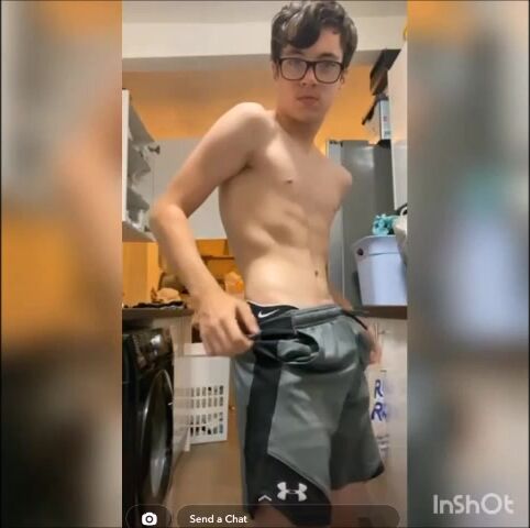 Ado musclé branle sa grosse bite 6