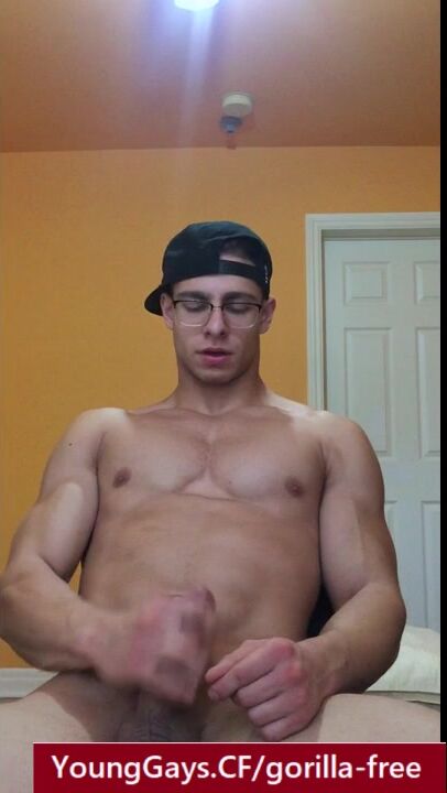 Muscular guy cums hard all over his chest