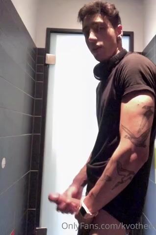 Muskelprotz wichst schwanz in öffentlicher toilette