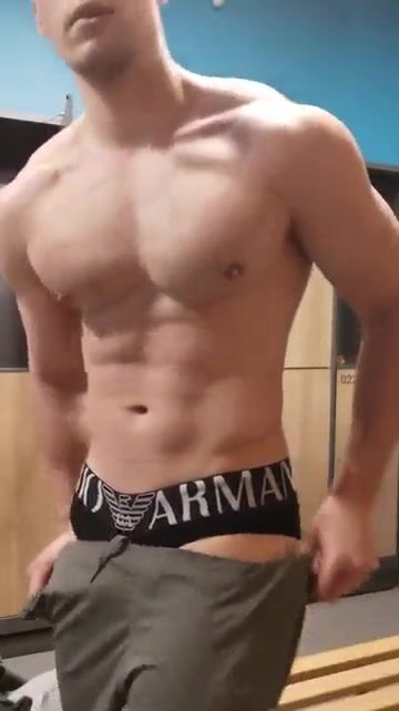 筋肉ムキムキのイケメンが裸と柔らかさを見せる
