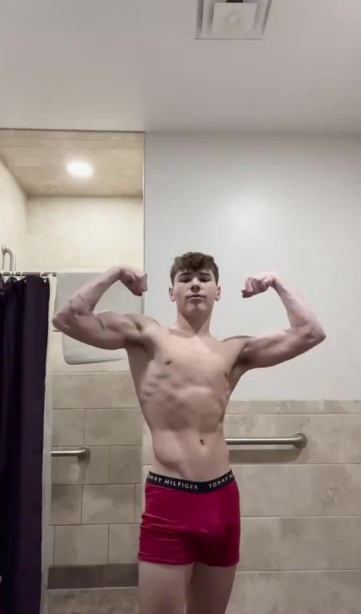 Muscular young twink shows off on cam