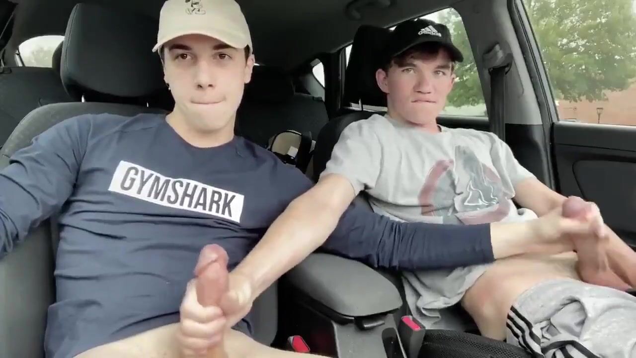 Cam-pärchen boys gegenseitiges wichsen im auto porno