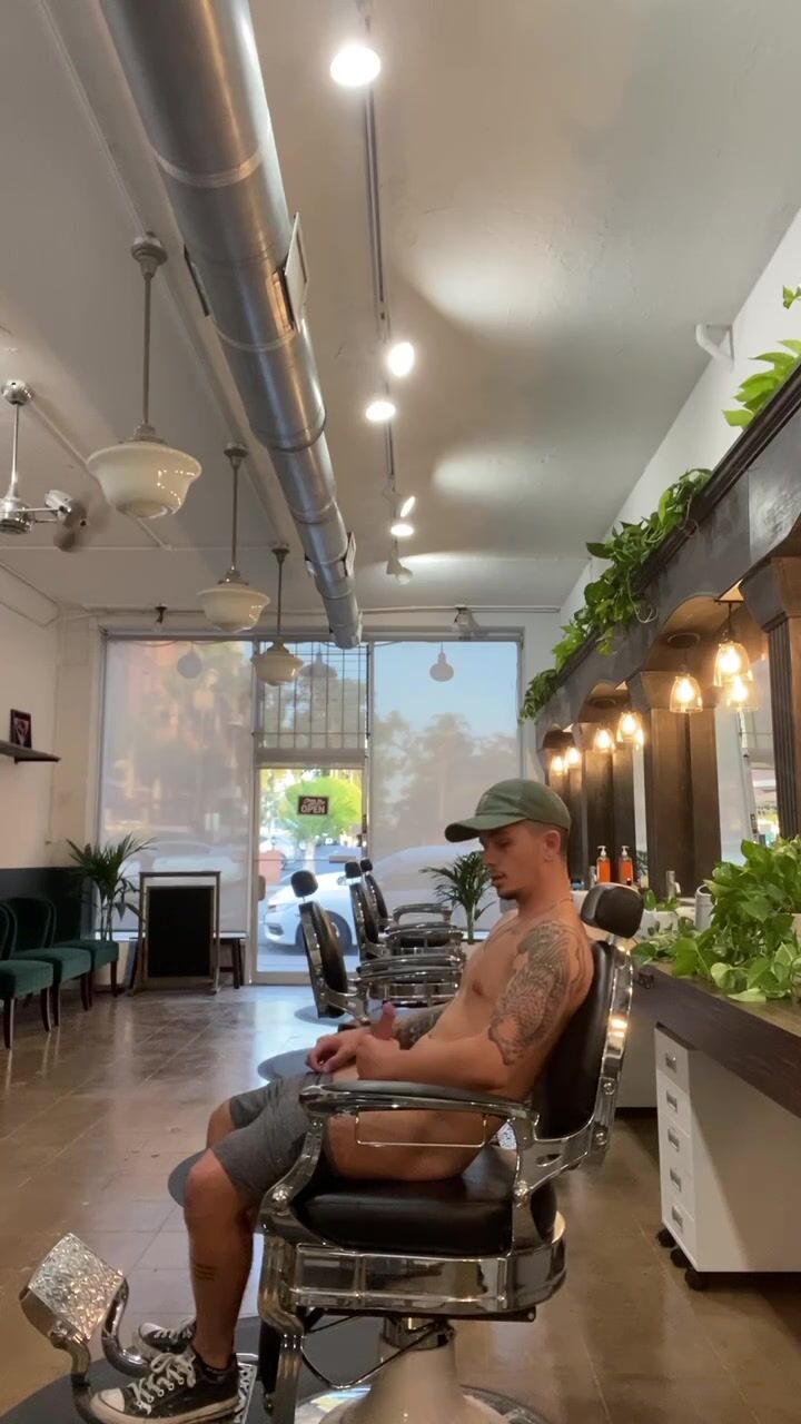 नाई ने मुझे इंतजार कराया तो मैंने अपना कच्चा लंड निकाल लिया