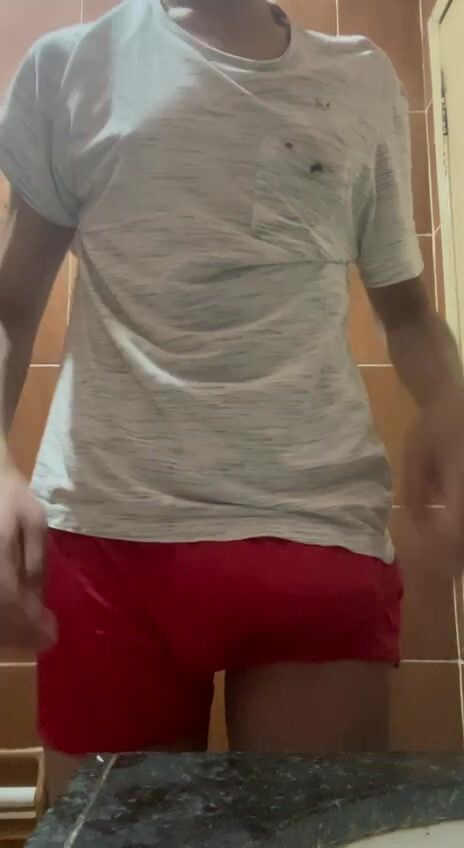 Mon meilleur ami m'envoie sa vidéo de branlette et de sperme