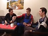 Um amigo assiste vídeos de sexo pornô gay
