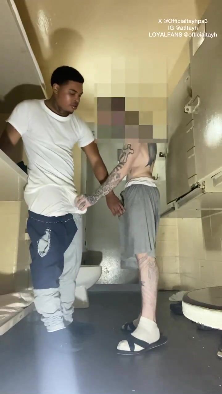 Zimmerkollege twink liebt ersten rohen bareback-schwanz