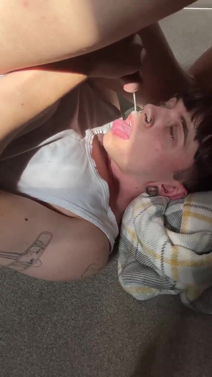 Jeune minet avale la bite crue de papa