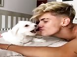 Süße teen-jungs spielen mit meinem kleinen hund