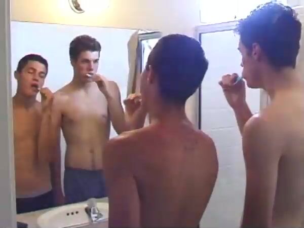 زب حبيبي الكبير النيء بدون واقي عضلي مراهق بابا