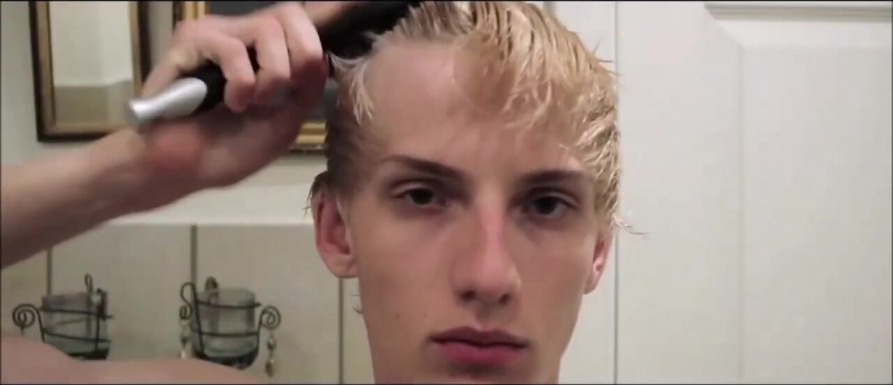 Papá musculoso se folla a un twink sin condón 5