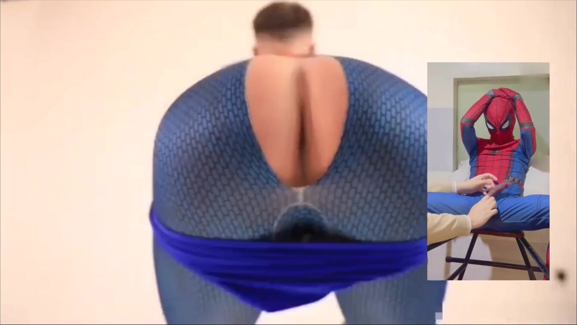 Figura realista do homem-aranha estica twink sem camisinha