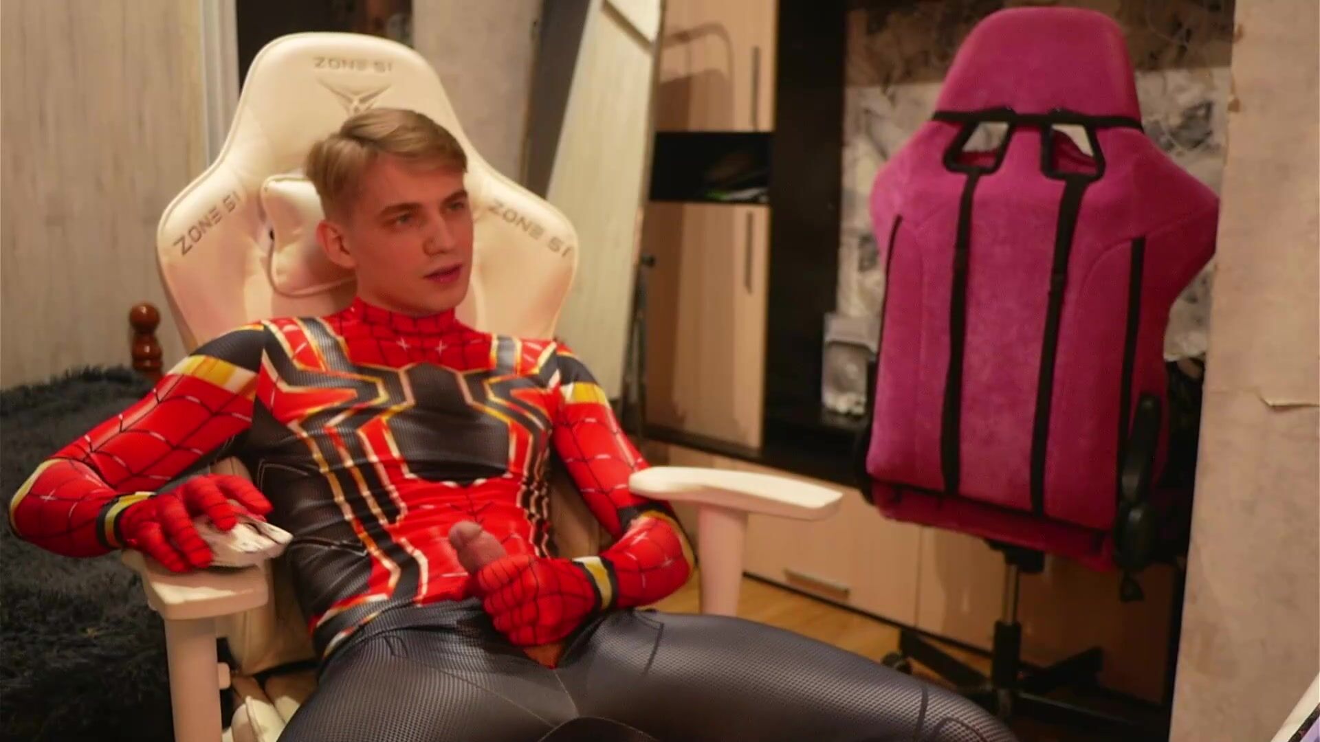 Ado spidey sent papa muscle bite à cru