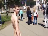 裸体男孩在公共场合暴露