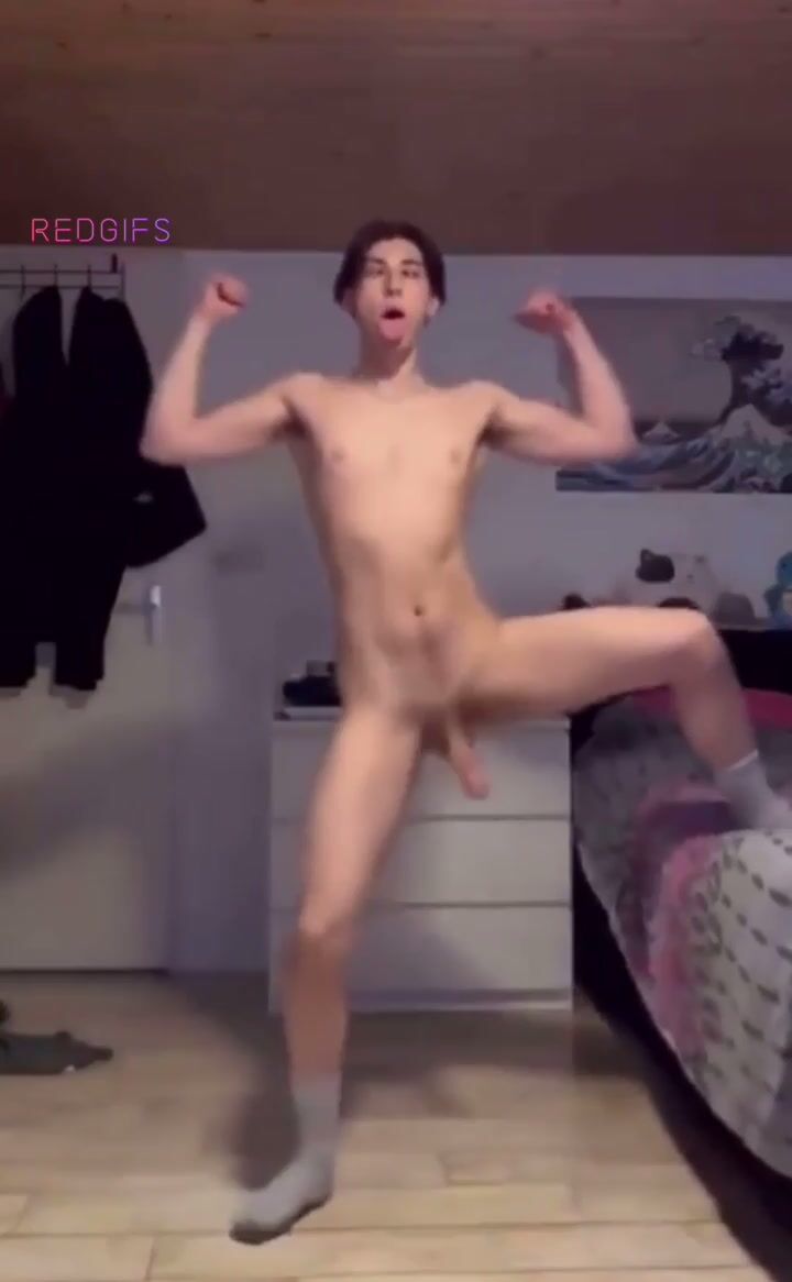 Nackter twink wichst seinen harten schwanz